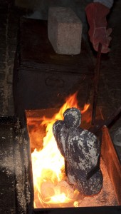 Dépôt d'une sculpture dans de la sciure